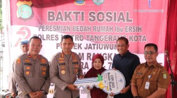 Bedah Rumah Hari Bhayangkara ke-79, Kapolres Metro Tangerang Kota Serahkan Kunci Rumah Warga di Jatiuwung